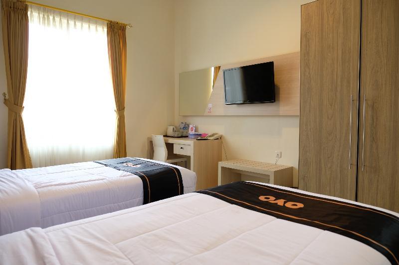 Oyo 1616 Hotel Central City 2 Tanjung Pandan Exterior photo